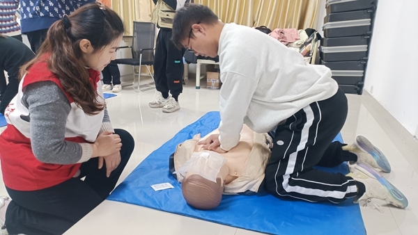 安徽理工大学红十字志愿者接受应急救护培训13