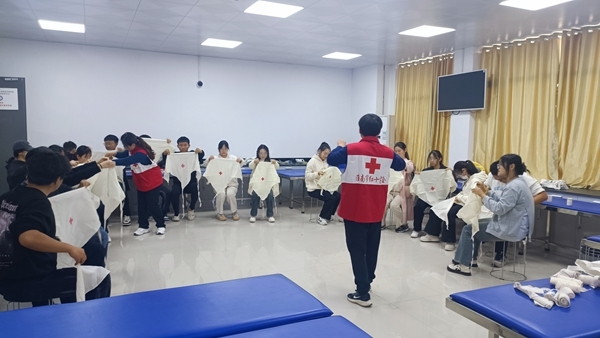 安徽理工大学红十字志愿者接受应急救护培训14