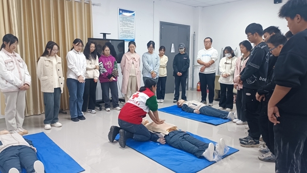 安徽理工大学红十字志愿者接受应急救护培训15