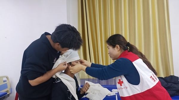 安徽理工大学红十字志愿者接受应急救护培训17