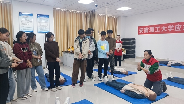 安徽理工大学红十字志愿者接受应急救护培训19