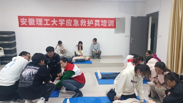 安徽理工大学红十字志愿者接受应急救护培训2