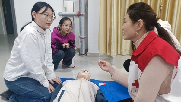 安徽理工大学红十字志愿者接受应急救护培训20