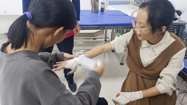 安徽理工大学红十字志愿者接受应急救护培训21