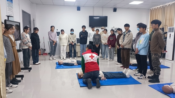 安徽理工大学红十字志愿者接受应急救护培训22