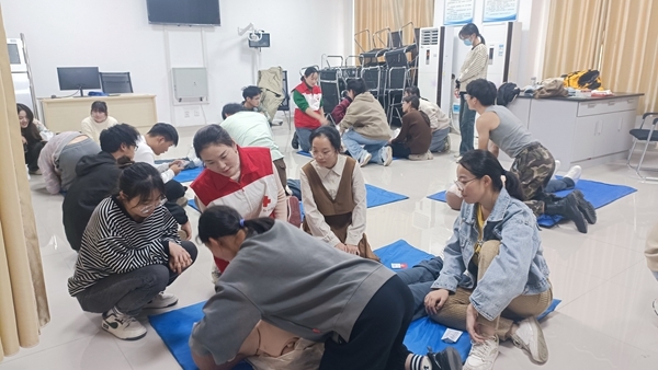 安徽理工大学红十字志愿者接受应急救护培训23