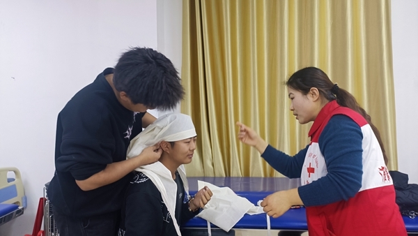 安徽理工大学红十字志愿者接受应急救护培训3