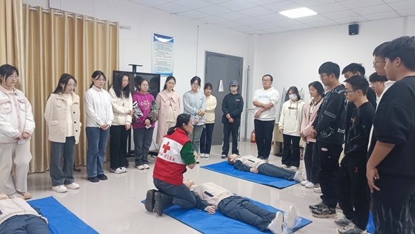 安徽理工大学红十字志愿者接受应急救护培训4