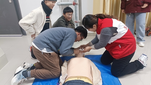 安徽理工大学红十字志愿者接受应急救护培训5