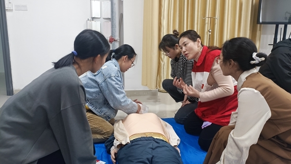 安徽理工大学红十字志愿者接受应急救护培训6