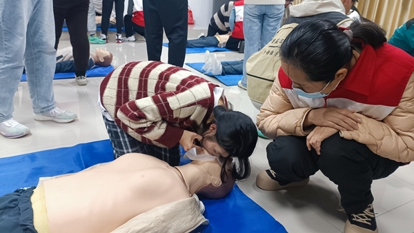 安徽理工大学红十字志愿者接受应急救护培训8