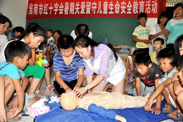 市领导为首批学校红十字应急救护培训工作站授牌22