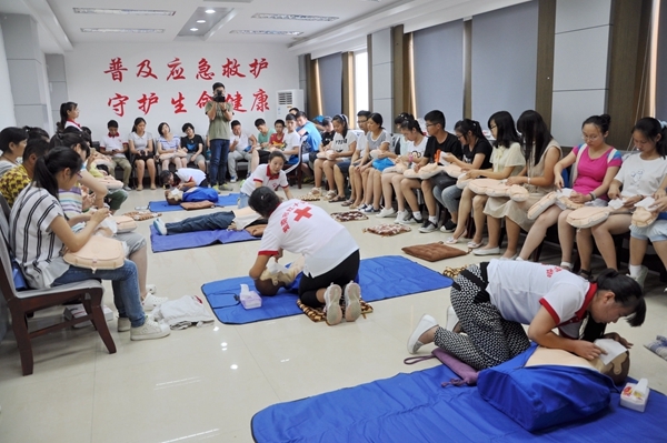 市领导为首批学校红十字应急救护培训工作站授牌31
