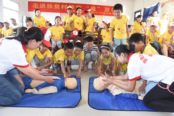 市领导为首批学校红十字应急救护培训工作站授牌32