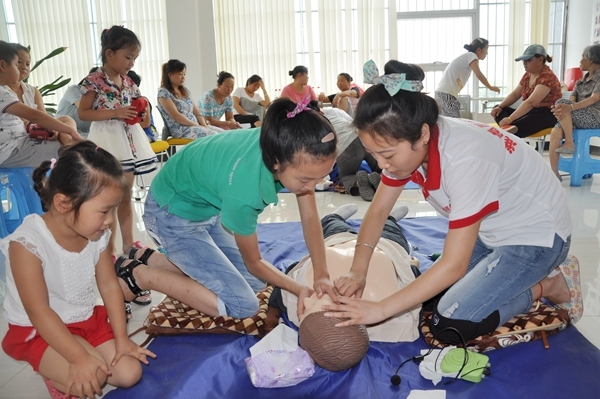 市领导为首批学校红十字应急救护培训工作站授牌23