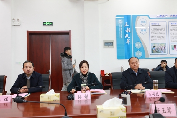 市领导为首批学校红十字应急救护培训工作站授牌9