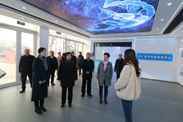 市领导为首批学校红十字应急救护培训工作站授牌11