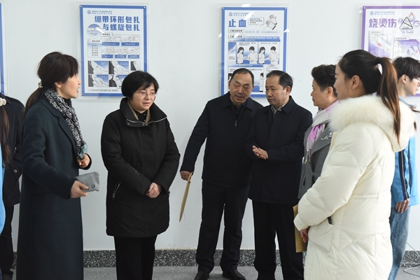 市领导为首批学校红十字应急救护培训工作站授牌15