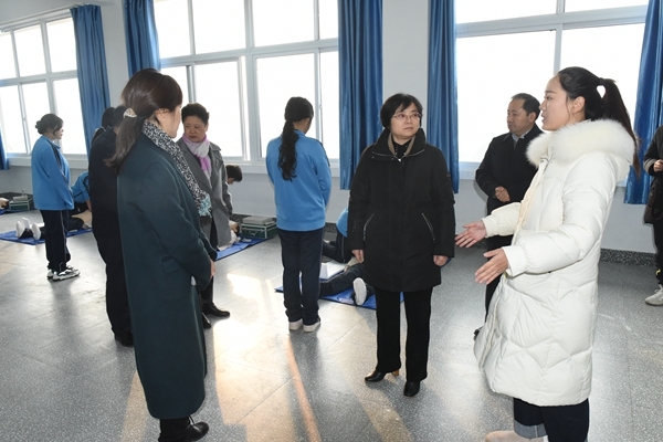 市领导为首批学校红十字应急救护培训工作站授牌16