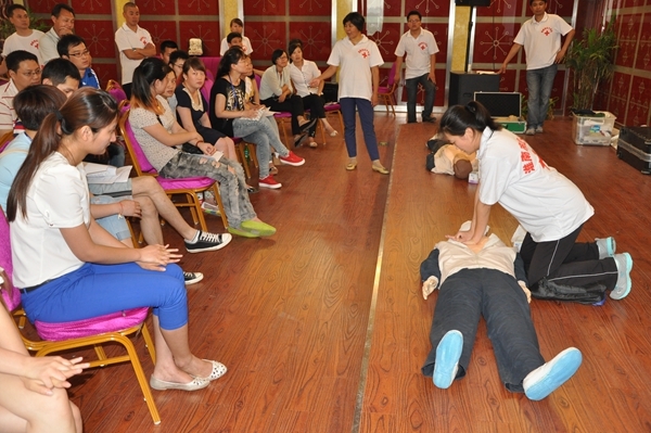 市领导为首批学校红十字应急救护培训工作站授牌17