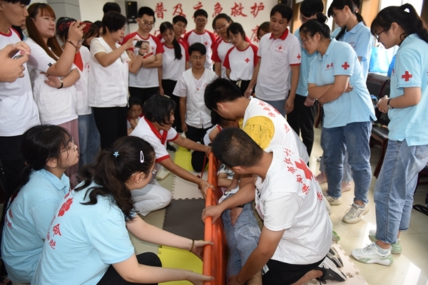 市领导为首批学校红十字应急救护培训工作站授牌24