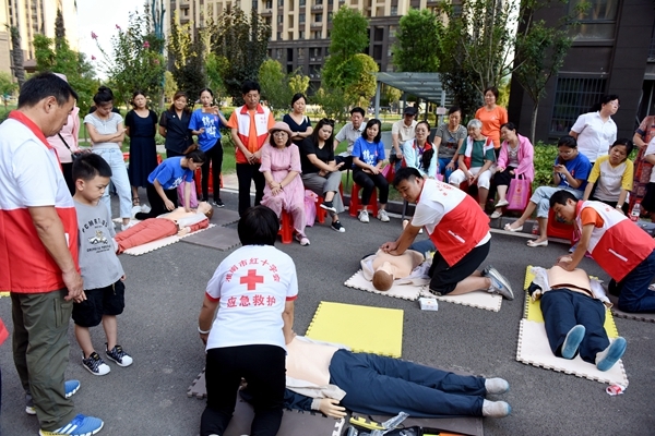 市领导为首批学校红十字应急救护培训工作站授牌20