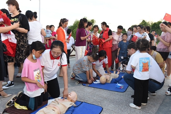 市领导为首批学校红十字应急救护培训工作站授牌25