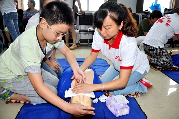 市领导为首批学校红十字应急救护培训工作站授牌26