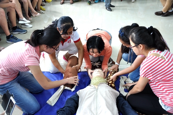 市领导为首批学校红十字应急救护培训工作站授牌27