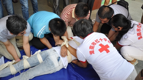 市领导为首批学校红十字应急救护培训工作站授牌28