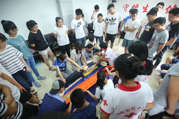 市领导为首批学校红十字应急救护培训工作站授牌29