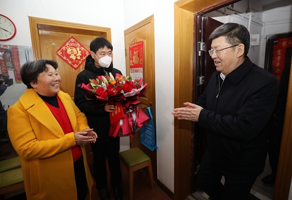 市委书记任泽锋慰问优秀红十字志愿者曾家英1