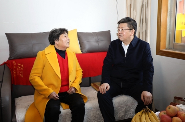 市委书记任泽锋慰问优秀红十字志愿者曾家英2