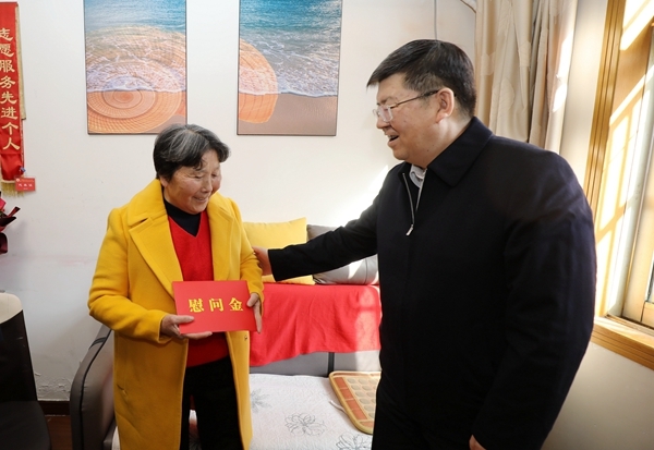 市委书记任泽锋慰问优秀红十字志愿者曾家英4