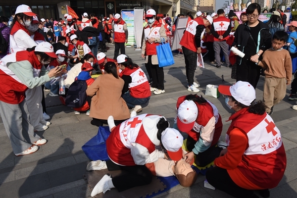 “淮小红”全市学雷锋纪念日活动显身手5