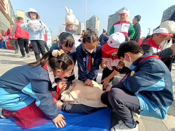 “淮小红”全市学雷锋纪念日活动显身手9