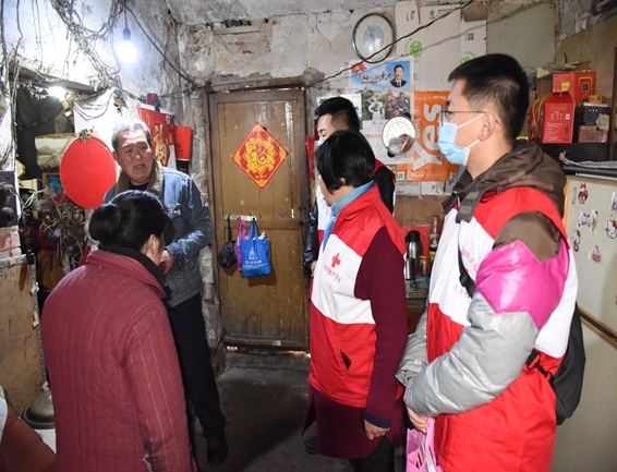 淮南市红十字会慰问救助大病贫困家庭3