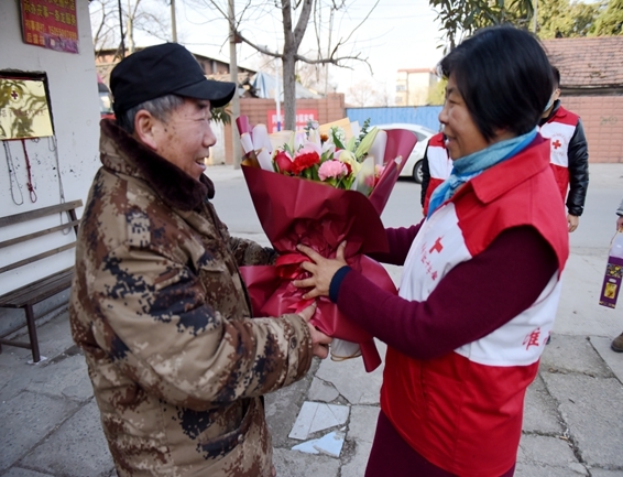 淮南市红十字会慰问遗体捐献志愿者及困难捐献者家属1