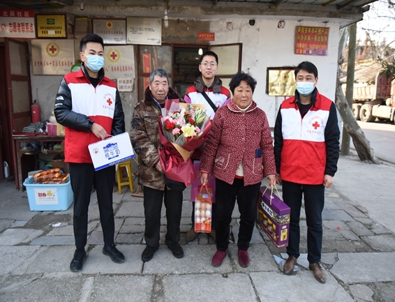 淮南市红十字会慰问遗体捐献志愿者及困难捐献者家属2