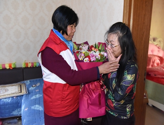 淮南市红十字会慰问优秀志愿者和造血干细胞捐献者11