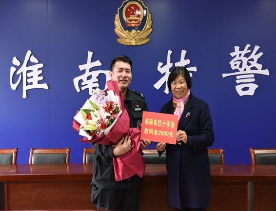 淮南市红十字会慰问优秀志愿者和造血干细胞捐献者12