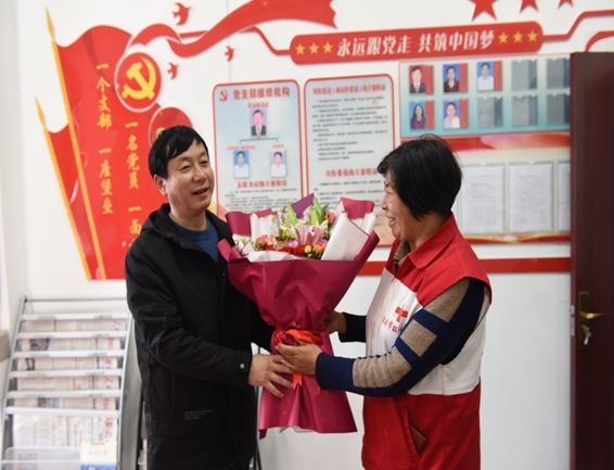 淮南市红十字会慰问优秀志愿者和造血干细胞捐献者8