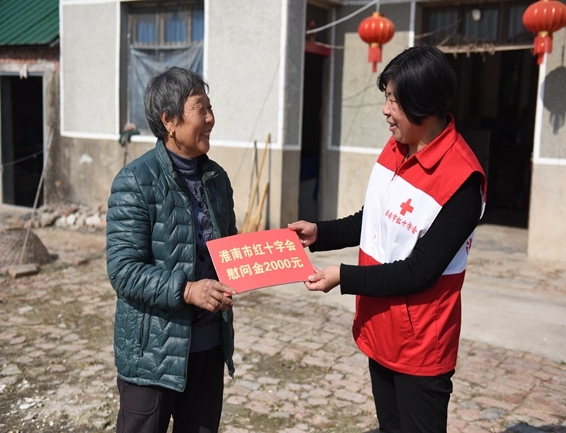 淮南市红十字会春节前走访扶贫户1