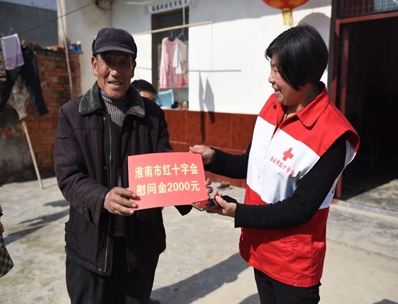 淮南市红十字会春节前走访扶贫户3