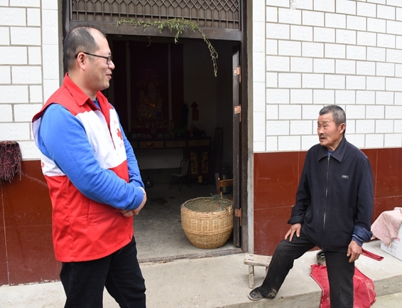 淮南市红十字会不减包保力度深入帮扶村调研走访7