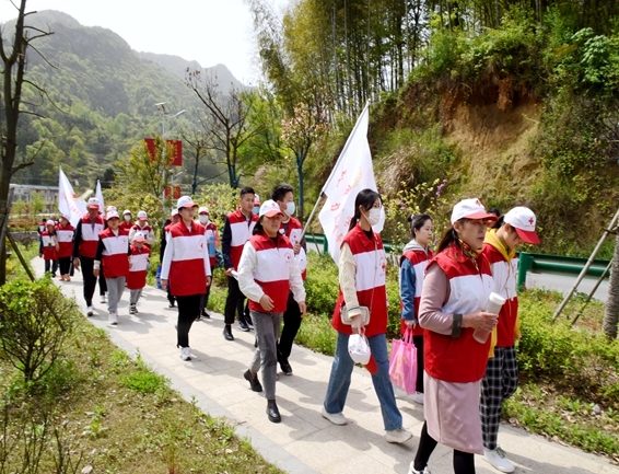 接受红色教育，传承红色精神4