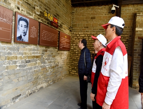 接受红色教育，传承红色精神8