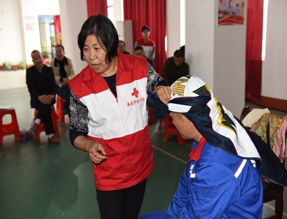 淮南市红十字会为石化职工进行应急救护培训12