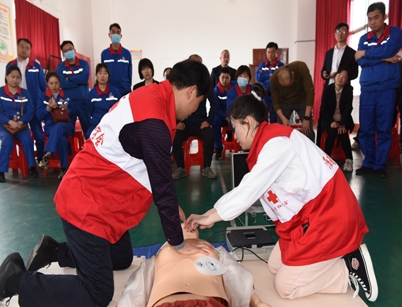 淮南市红十字会为石化职工进行应急救护培训3