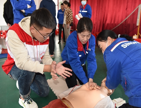 淮南市红十字会为石化职工进行应急救护培训4